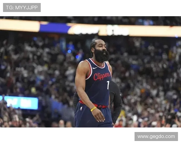 伦纳德怼记者拒谈哈登专注比赛